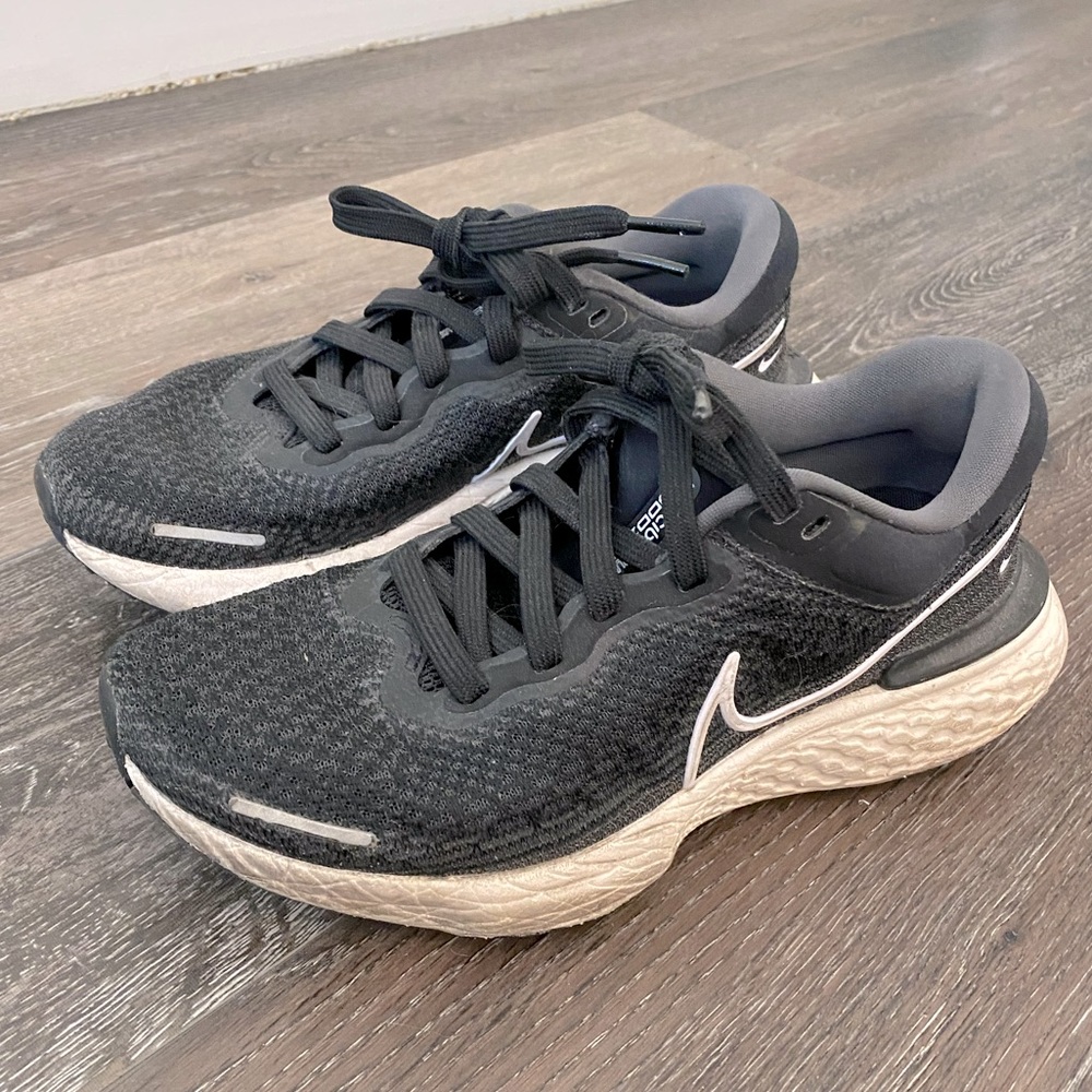 NIKE | WOMENS ZOOMX INVINCIBLE RUN FLYKNIT SNEAKER BLACKWHITE